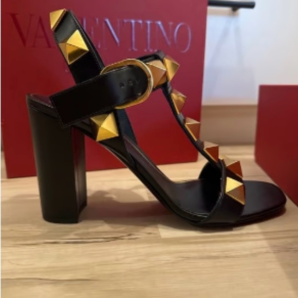 Brand new Valentino sandals. Never worn! - Picture 4 of 7